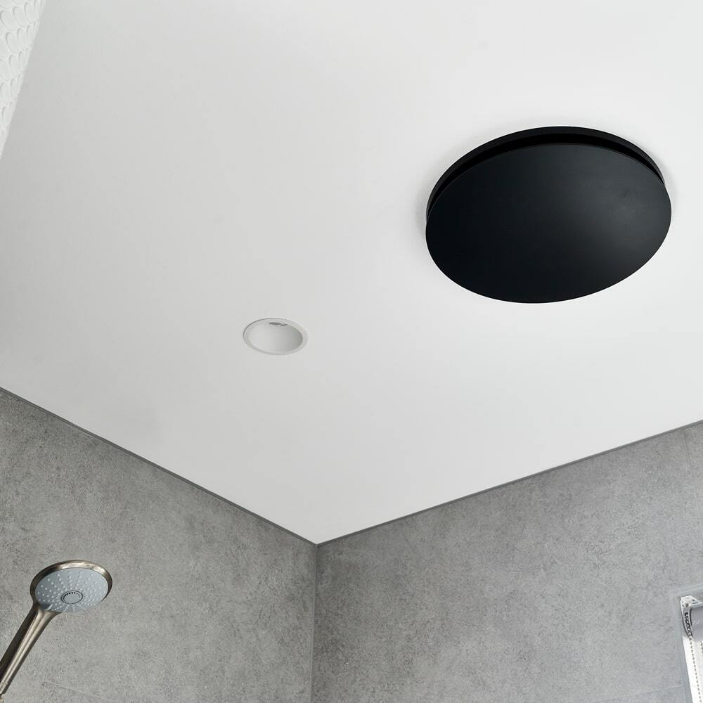 fanco-hybrid-round-black-in-bathroom